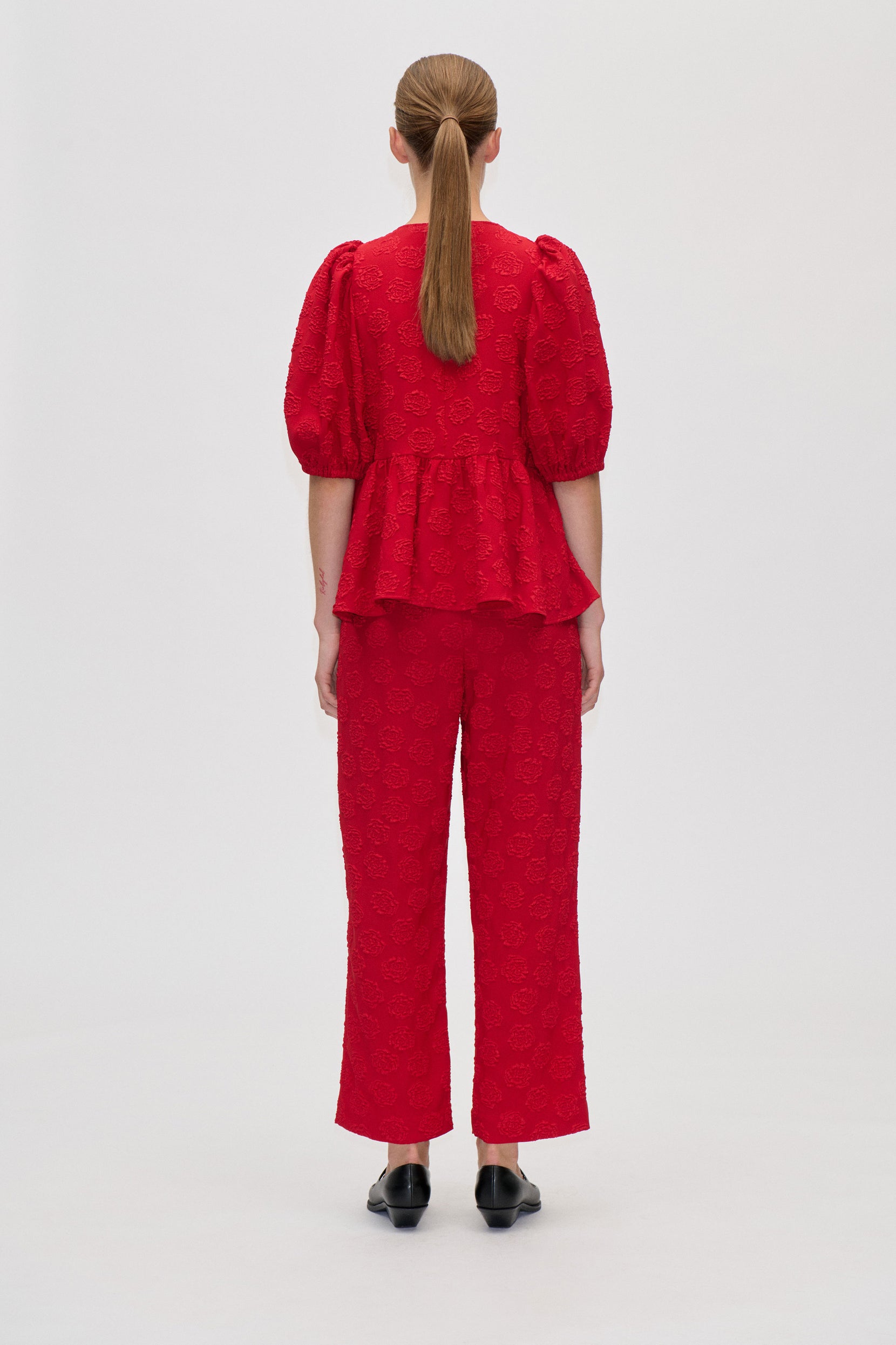 But Easy Red Roses Elasticated Waistband Cropped Pants - Red Rose Relief - Stine Goya UK